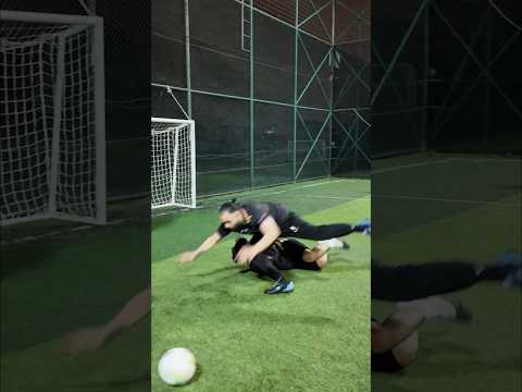 Penaltı Böyle Alınır 😂 #halısaha #shorts thumbnail