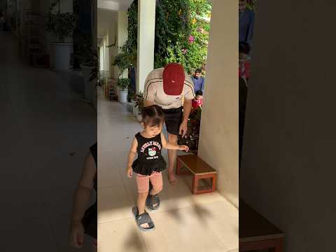 Đi tạm dép của bố #shorts thumbnail