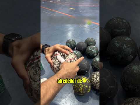 Así Limpian El Balón 😳 thumbnail