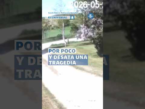 Iba en sentido contrario y esquiva milagrosamente a otro vehículo #Shorts thumbnail