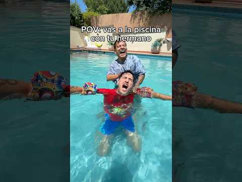 Cuando vas a la piscina con tu hermano 😂 thumbnail