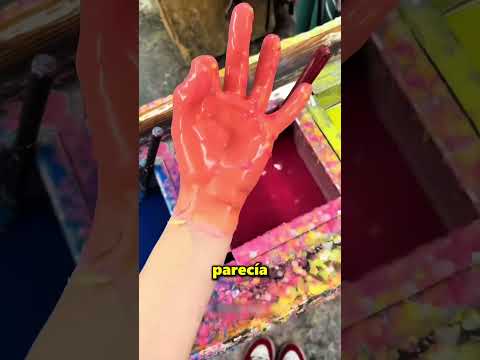 Esta Chica Metió La Mano En Cera Líquida ? thumbnail