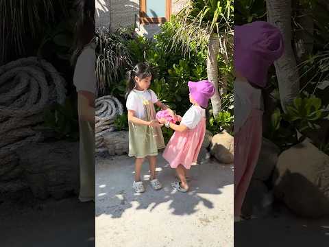 SH - Em gái tốt bụng, tìm nón cho chị || Kind girl, find hat for my sister #shorts thumbnail