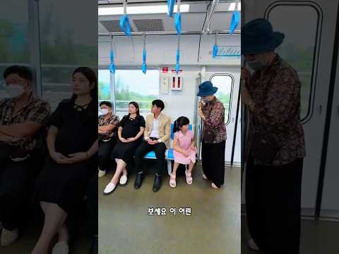 자리를 빼앗겨 화가 난 소녀 thumbnail
