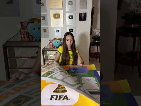 ELA TEM O ÁLBUM GIGANTE DA COPA E FIGURINHA GIGANTE DO NEYMAR! thumbnail