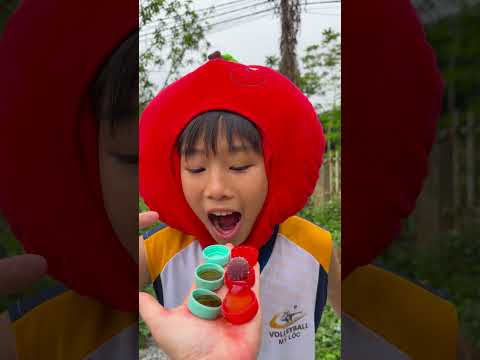 Cô bé ngoan ngoãn ăn kẹo cầu vồng và uống Coca-Cola rất ngon miệng. #vui #kẹo #thứcăn #dễthương thumbnail