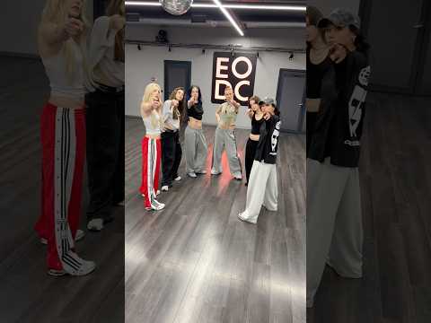 6 girls, same energy 👉🏼👈🏼 #shorts #manifest #dahaiyi #manifestgirls #funnyclips thumbnail