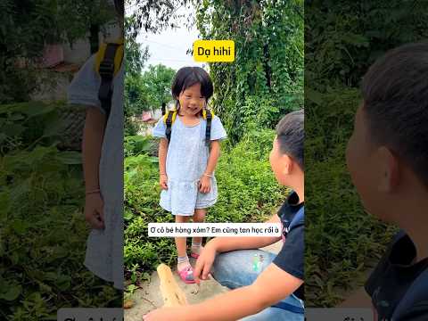Cậu bé tình cờ đón cô em hàng xóm tan học thumbnail