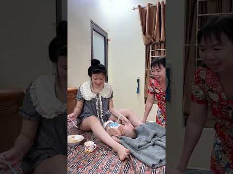 Cô yến cho em ăn thumbnail