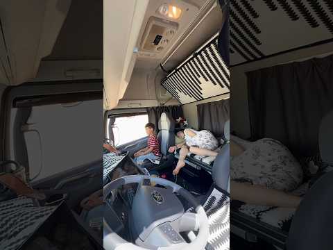 🇨🇳 单亲妈妈开卡车奔波生活，年幼孩子陪伴在旁 🇬🇧 Life on the Road: Brave Mother Drives Truck with Her Child thumbnail