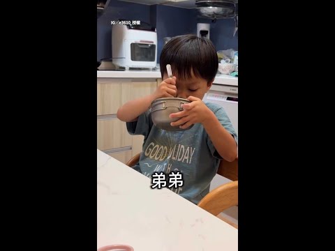 【這弟弟太狠了】爸媽掉水裡要被鯊魚吃先救誰？　4歲弟秒回：把哥哥丟下去 #Shorts thumbnail