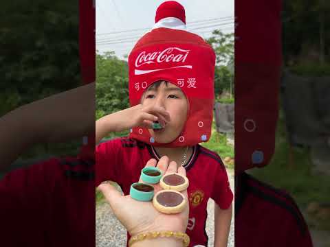 Cô bé ngoan ngoãn ăn kẹo cầu vồng và uống Coca-Cola rất ngon miệng. #vui #kẹo #thứcăn #dễthương thumbnail