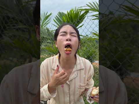 Ông nội tội nghiệp đã chia sẻ bánh mì và nước cho cháu gái #shorts thumbnail