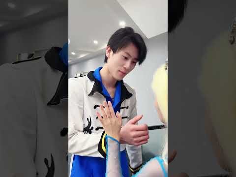 原来是艾莎嘴角有东西啊。#艾莎 thumbnail