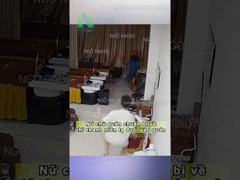 Nữ chủ quán chuẩn bị về thì thanh niên lạ đuổi vào quán thumbnail