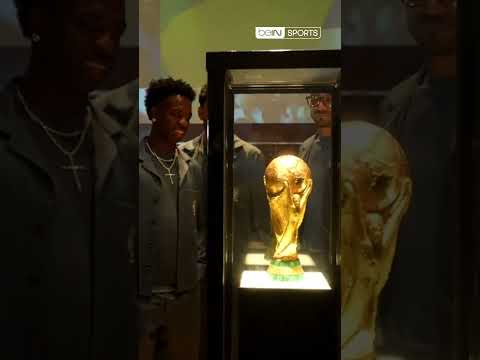 😍 Les Brésiliens admirent les 5 Coupes du monde remportées par leurs prédécesseurs ! 🇧🇷🏆 thumbnail