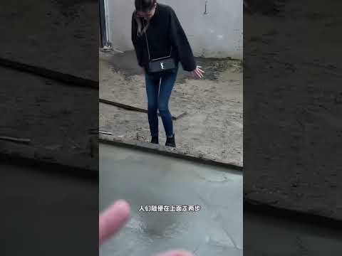 最让工人崩溃的，就是未干的水泥地面被破坏，这该怎么办？ #水泥 #趣味科普 #涨知识 #水泥地 #内容启发搜索 thumbnail