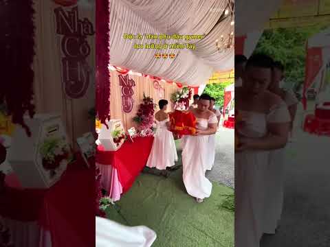 Độc lạ "dàn phụ dâu gymer" lực lưỡng ở miền Tây 😍 #damcuoi #chuyenla #docla #shorts thumbnail
