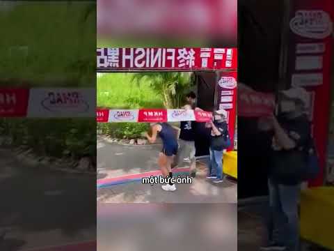 Cậu bé này đã phá hỏng cuộc đua ? thumbnail