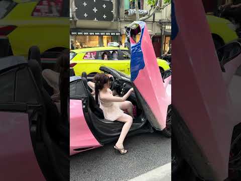 18岁千金大小姐开着粉色敞篷迈凯伦720S带着好闺蜜兜风#迈凯伦720S #小酷哥 thumbnail