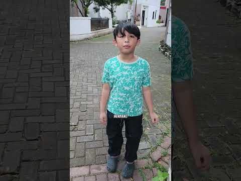 Mama Kaget Sendal Teman Ara Nyangkut D Genteng Rmah Komplek Sbelah. Gmna Cara Ambilnya Y Guys? 🩴🤷‍♀️ thumbnail