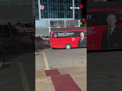Ümit Özdağ’ın ayrılması ile CHP parti otobüsü tekrar genel merkez giriş kapısına çekildi! thumbnail
