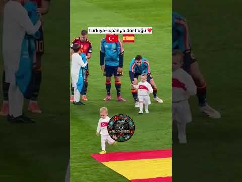 ispanyol futbolcular çoçuklarına  Türk forması giydirip sahaya sürdüle #ispanyol #espanyola #futbool thumbnail