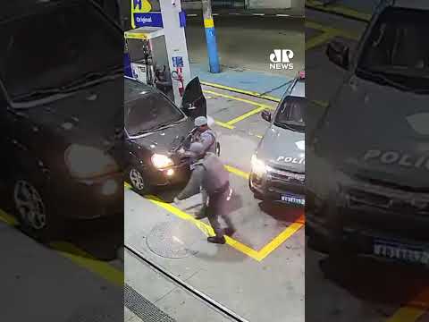 Polícia resgata homem mantido refém dentro de carro em Guarulhos #Shorts thumbnail