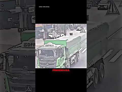 Detik Detik Kakek Pengguna Kursi Roda Tersangkut Truk di Lampu Merah‼️ thumbnail