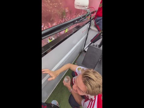 Odegaard la lía en la rúa del ARSENAL de la PREMIER LEAGUE: momento TIERRA TRÁGAME thumbnail