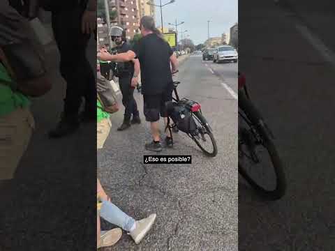 Un policía empuja violentamente a una docente durante la huelga de Educación en València thumbnail