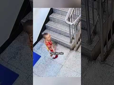 Một em bé thông minh vẫn bình tĩnh khi bị nhốt bên ngoài ❤️ thumbnail