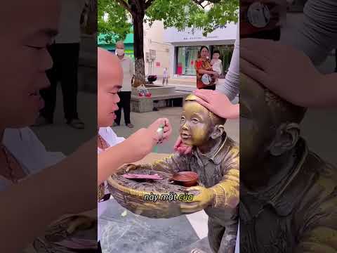 Cô ấy nghĩ bức tượng là người ăn xin 😂 thumbnail