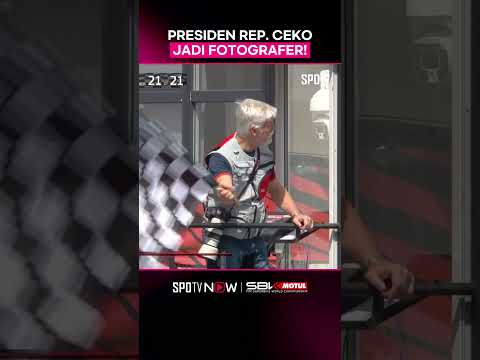#WorldSBK ? - Selain jadi Fotografer, beliau juga jadi pengibar bendera finish di #CzechWorldSBK ? thumbnail