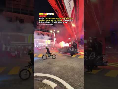 Polis buru sekumpulan individu bakar suar atas Hilux di tengah jalan dekat Bukit Bintang thumbnail