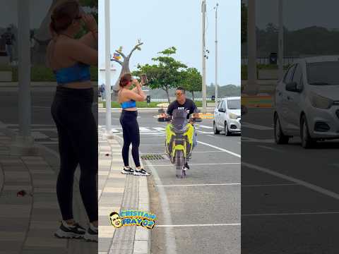 La moto 🏍️ 🏁 / de cartón 📦 . #viralvideo #humor #prank  #comedy thumbnail