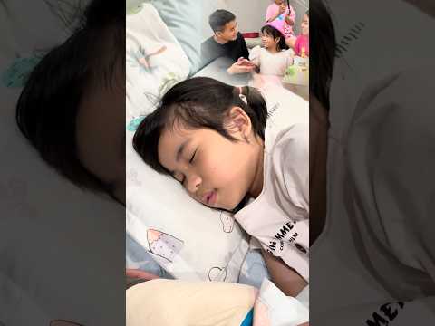 SH - Ba mẹ thiên vị chị gái || My parents favor my older sister. #shorts thumbnail