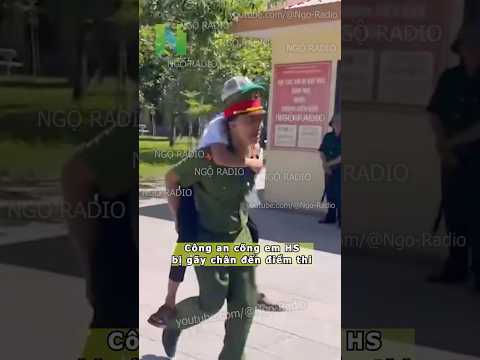 Công an cõng em HS bị gãy chân đến điểm thi thumbnail
