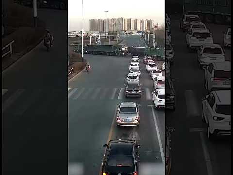 🇨🇳 交警元旦休假遇堵车秒换制服执勤 🇬🇧 Off-Duty Officer Changes into Uniform to Clear Traffic Jam in Ten Minutes thumbnail