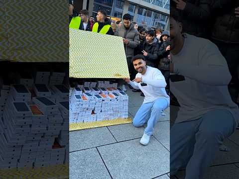 يوتيوبر يوزع 1000 آيفون مجانًا thumbnail