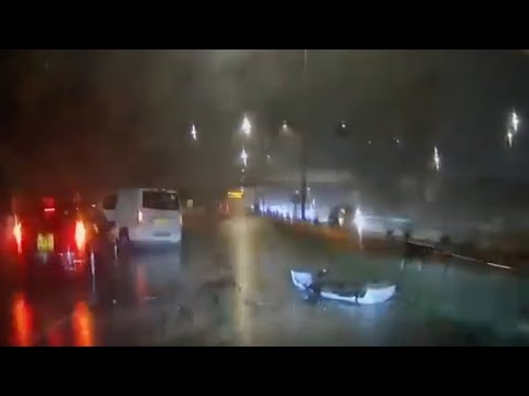 車CAM直擊 - 大雨P牌貨Van疑似避車自炒 片主駛埋一邊幫手報警 (轉載)  thumbnail