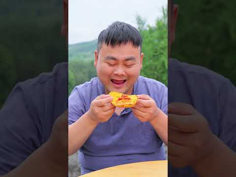 Songsong shares chicken steak with Ermao #food thumbnail
