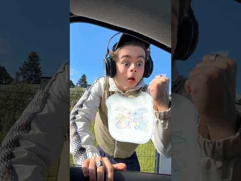 QUAND T’ÉCOUTE UNE MUSIQUE🎤🤣#humour #shorts thumbnail