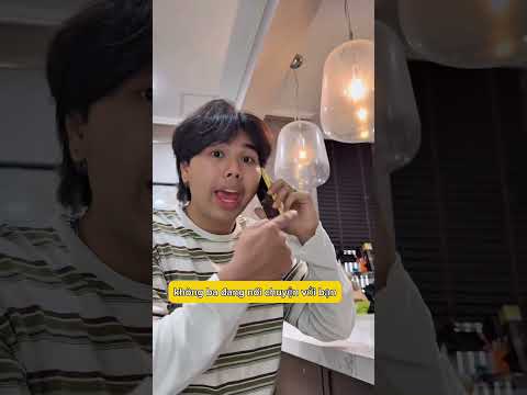 không ai mặc áo cho cô bé thumbnail
