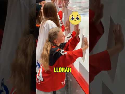 ¡La chica no pudo atrapar el disco de hockey! 🏒😢 thumbnail