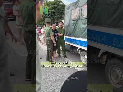 Đưa ra khỏi xe thanh niên vẫn đang đi cảnh thumbnail