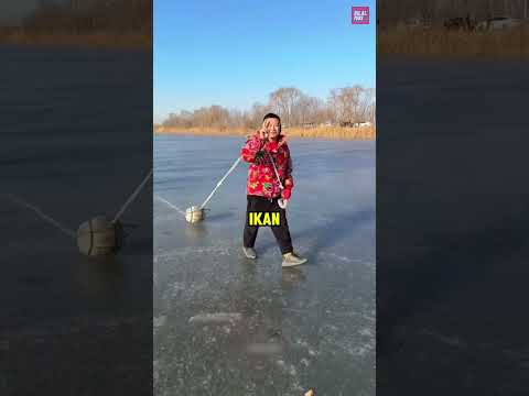Cara Orang China Menangkap Ikan di Bawah Es 😱 thumbnail