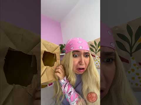 تحدي البرجر العملاق: من سيفوز؟ الفتاة أم النمل؟ 🍔🐜 thumbnail