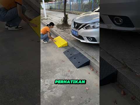 Aksi Hebat Mama! Mobil Tetap Bisa Keluar Meski Terhalang 😱🚗#shorts thumbnail