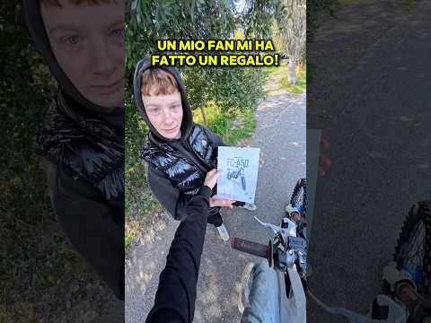 UN MIO FAN MI FA UN REGALO! #shorts thumbnail